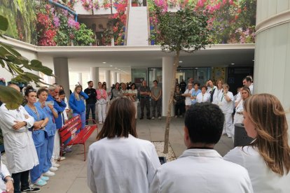 Lectura de manifiesto y minuto de silencio por el 25N en el Hospital Universitario Torrecárdenas.