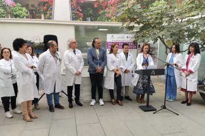 Lectura de manifiesto y minuto de silencio por el 25N en el Hospital Universitario Torrecárdenas.