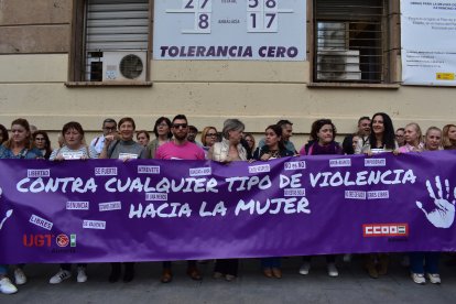 Concentración de los sindicatos UGT y CCOO por el Día de la Eliminación de la Violencia contra la Mujer.