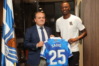 Jokin Aperribay con Umar Sadiq a su llegada a la Real Sociedad.