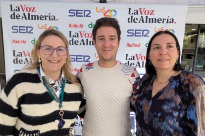 Loly y Mari Salas, de Salas García Ópticos y Audiometría con el presentador Guillermo Mirón.