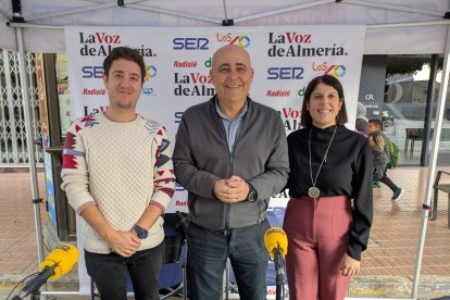 El regidor Domingo Fernández y la concejal de Comercio huercalense, Mónica Navarro.