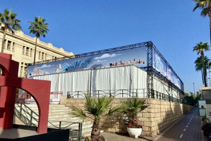 La parte trasera de la pista de hielo alojada en la Rambla de Almería.