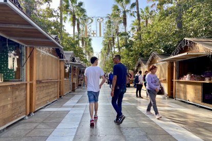 Mercadillo de Navidad en la Avenida Federico García Lorca.