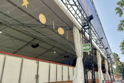 Lateral de la pista de patinaje sobre hilo alojada en la Rambla de Almería.