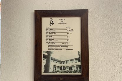 Guía de llamada a las hermanas a través de la campana, enmarcada.