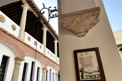 Guía de llamada a las hermanas a través de la campana, enmarcada.