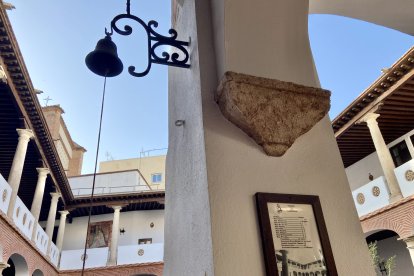 Guía de llamada a las hermanas a través de la campana, enmarcada.