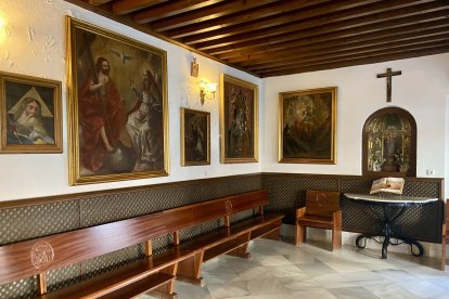 Sala desde la que las hermanas escuchan la misa.