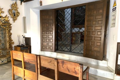 Sala desde la que las hermanas escuchan la misa.