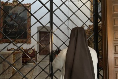 Sala desde la que las hermanas escuchan la misa.