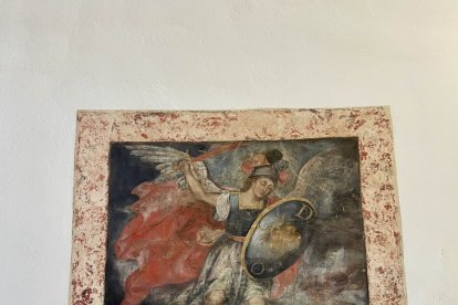 Fresco del arcángel San Miguel en la escalera de la Encarnación.