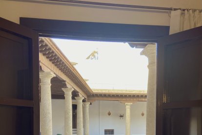 El primer piso del claustro a través de una de las ventanas de los dormitorios.