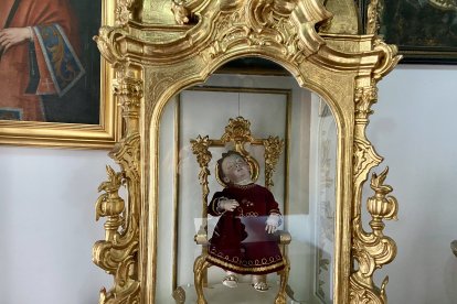 Estatua del niño Jesús dormido.