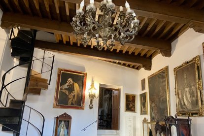 La sala capitular. A la izquierda, la escalera hacia el campanario.