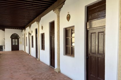 Puertas de las celdas de las hermanas, en el primer piso del claustro.