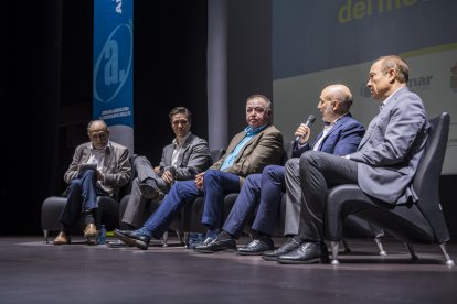 Mesa redonda sobre \'Estrategias para un modelo con futuro\'.