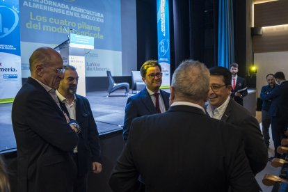 El director de La Voz junto al vicepresidente de Diputación, el alcalde de El Ejido, el director de Aqualia de Almería.