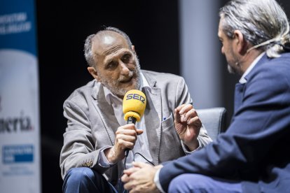 Jacinto Castillo grabó un programa de SER Agricultor en las jornadas con José Vicente Colomina, director de la delegación de Aqualia en Almería.