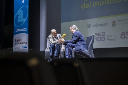 Jacinto Castillo grabó un programa de SER Agricultor en las jornadas con José Vicente Colomina, director de la delegación de Aqualia en Almería.
