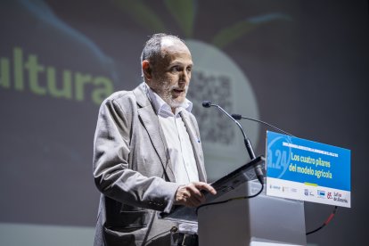 Jacinto Castillo presentando el anuario digital de LA VOZ de Almería.