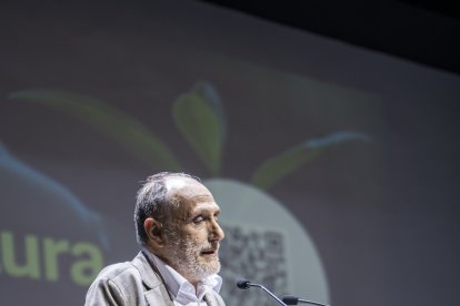 Jacinto Castillo presentando el anuario digital de LA VOZ de Almería.