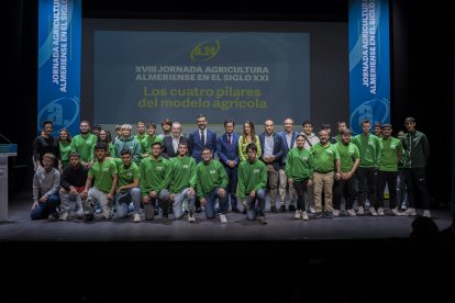 Las autoridades e intervinientes junto a los alumnos de la escuela agraria de Vícar.