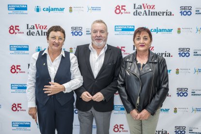 Pedro Manuel de la Cruz, con Maribel Carrión Ramos y Araceli Sobrino Martínez, concejalas no adscritas de El Ejido.