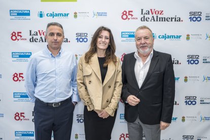 Miguel Ángel Román y Lidia Silverio de Solplast, con Pedro Manuel de la Cruz.