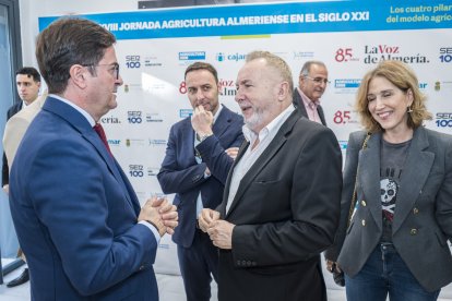 Pedro Manuel de la Cruz, director de LA VOZ, y Ricardo Céspedes, gerente de LA VOZ, saludan a Francisco Góngora, alcalde de El Ejido.