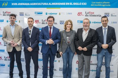 Ricardo Céspedes, gerente de LA VOZ, junto al alcalde, Francisco Góngora, Manolo Martínez, edil de Agricultura, Julia Ibañez, parlamentaria andaluza, Pedro M. de la Cruz, director de LA VOZ, y Fran García, delegado de LA VOZ en el Poniente.