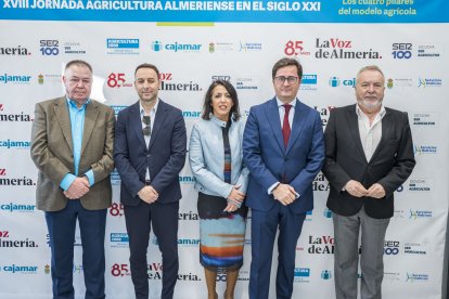 Pepe Martínez de Única, junto a Ricardo Céspedes, gerente de LA VOZ, Marta Bosquet y Pedro Manuel de la Cruz, director de LA VOZ.