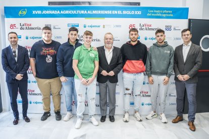 El director de LA VOZ junto a alumnos de la Escuela Agraria de Vícar.