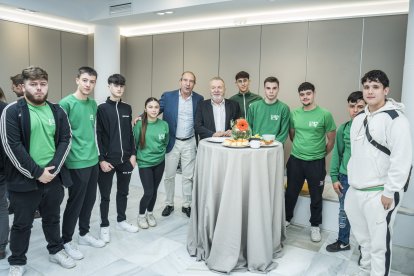 Paco Valverde, profesor, y el director de LA VOZ, Pedro Manuel de la Cruz, junto a sus alumnos.