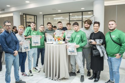 Los alumnos de la Escuela Agraria de Vícar ojeando el periódico, junto a su profesora María del Mar Fernández y Francisco Sánchez.