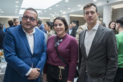 Olivier Martínez, delegado comercial, Beatriz y José Miguel Vizcaíno, jefe de ventas de LA VOZ.