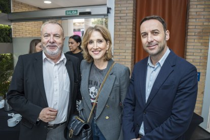 Pedro Manuel de la Cruz, director de LA VOZ, Julia Ibañez, parlamentaria andaluza, y Ricardo Céspedes, gerente de LA VOZ.