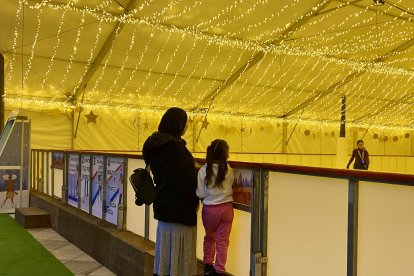 Inauguración de la pista de patinaje sobre hielo en la Rambla de Almería.