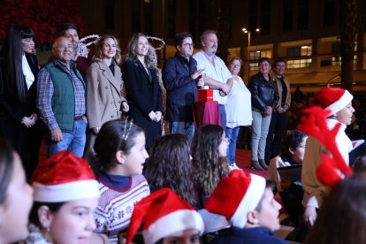 El alcalde de El Ejido pulsando el botón de encendido de las luces de Navidad.