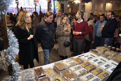 El alcalde de El Ejido y concejales del equipo de Gobierno recorriendo el Mercado Navideño.