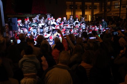 Actuación del coro navideño en la Plaza Mayor.