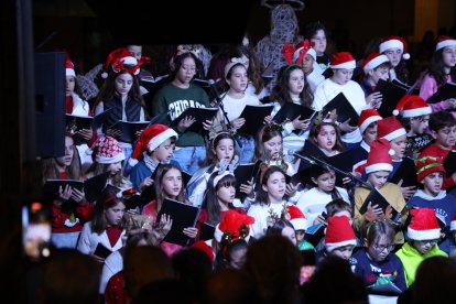 Actuación del coro navideño en la Plaza Mayor.