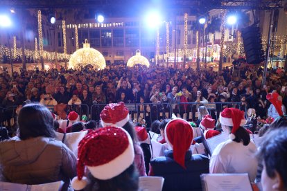 Actuación del coro navideño en la Plaza Mayor.
