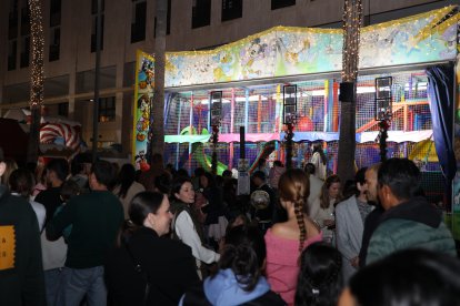Atracciones del Little Park funcionando a pleno rendimiento en la Plaza Mayor.