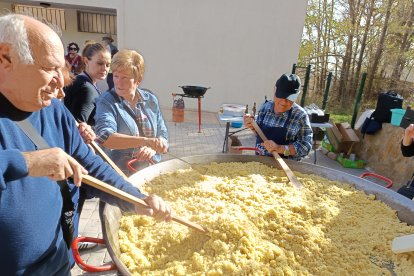 Migas para 300 personas. Que nadie pase hambre.