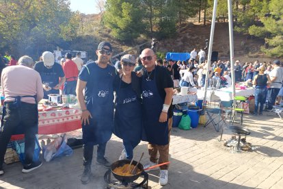 Pachi de León y Carmen Mari y Joaquín prepraron migas blancas y rojas a las que llamaron Yin-Yang. Lo mejor de León y Almería en una receta.