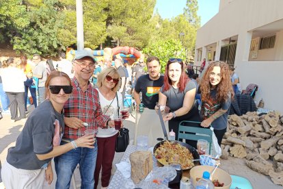 Trini, Beatriz, Alejandro, Tamara, Antonio y Mercedes, esperan a los capitanes de su equipo Sergio y Pili mostrándonos sus migas.