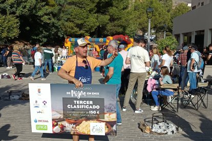 Paseando el premio por la explanada.