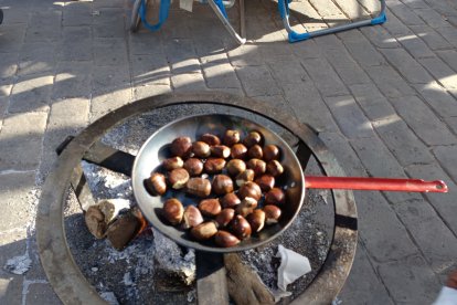 Hay quien aprovechó la coyuntura para asar castañas.