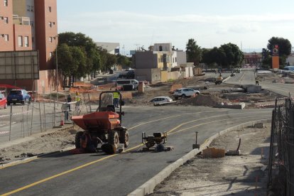 Nuevo aspecto de la Carretera de Níjar, donde antes estaba el puente sobre la vía.